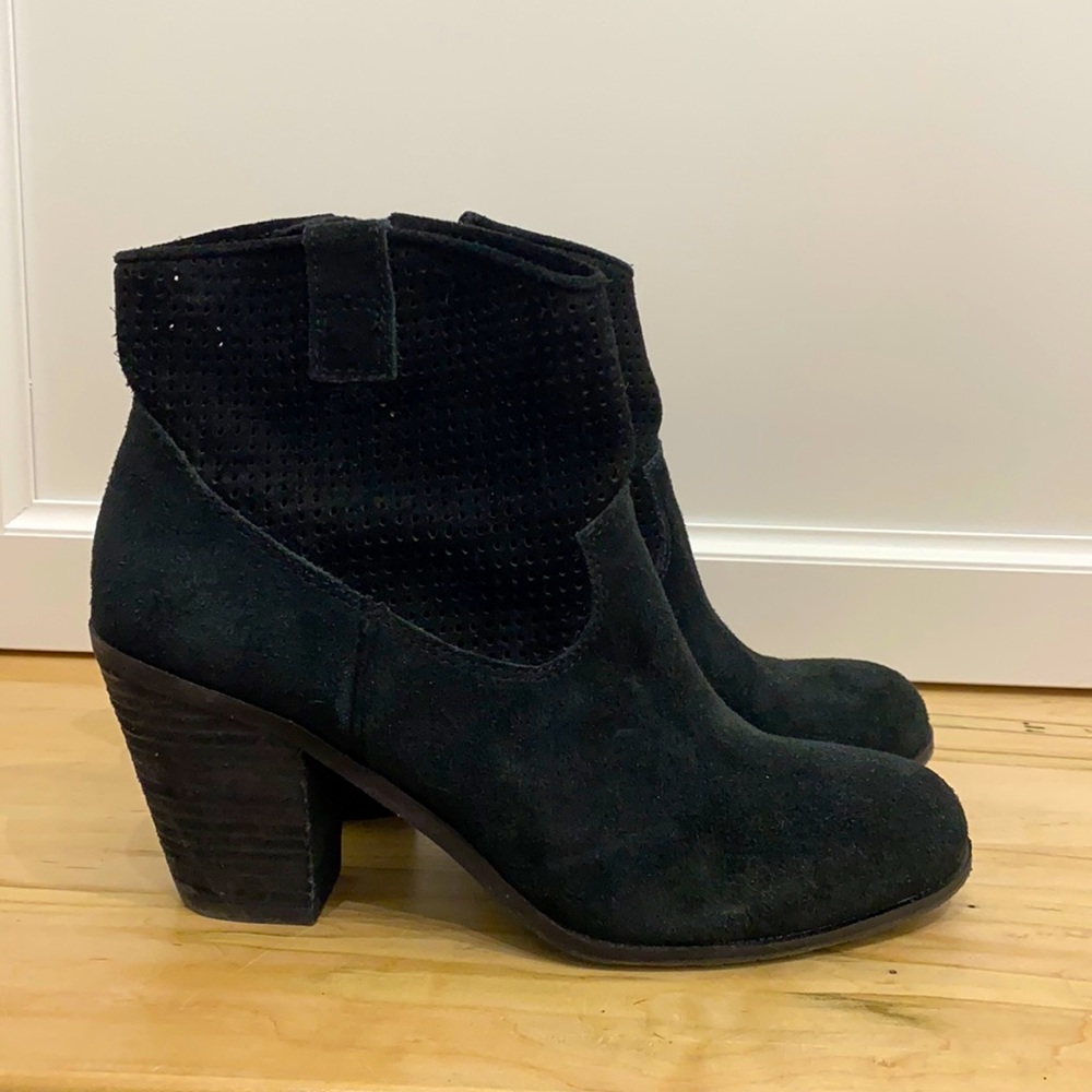 VINCE CAMUTO - Black Heeled Booties